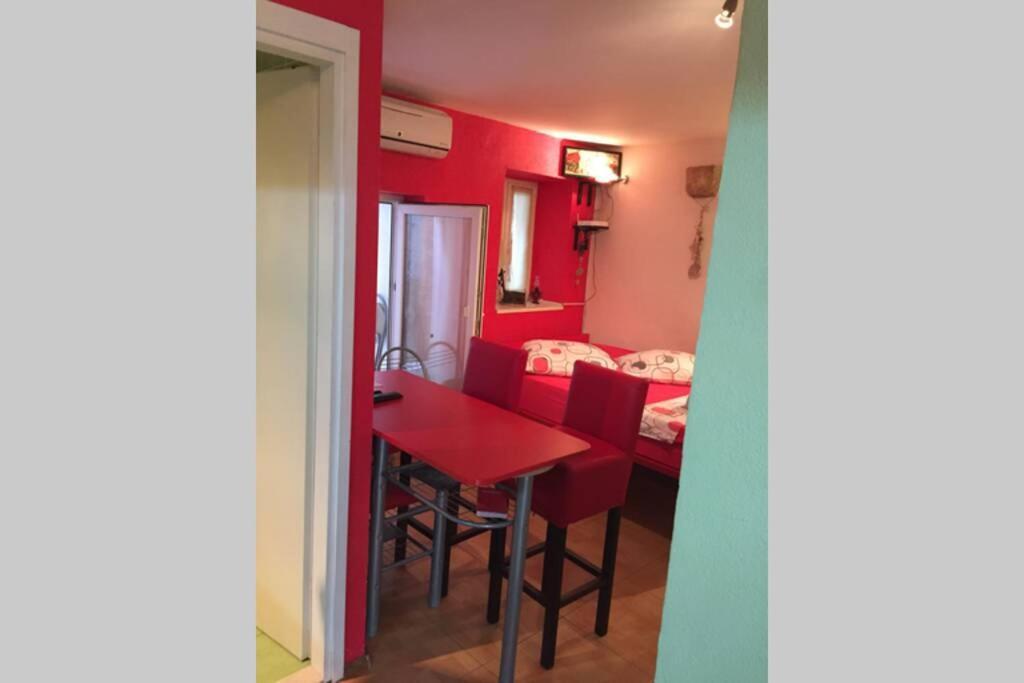 Elena Red Dowtown Apartment Split