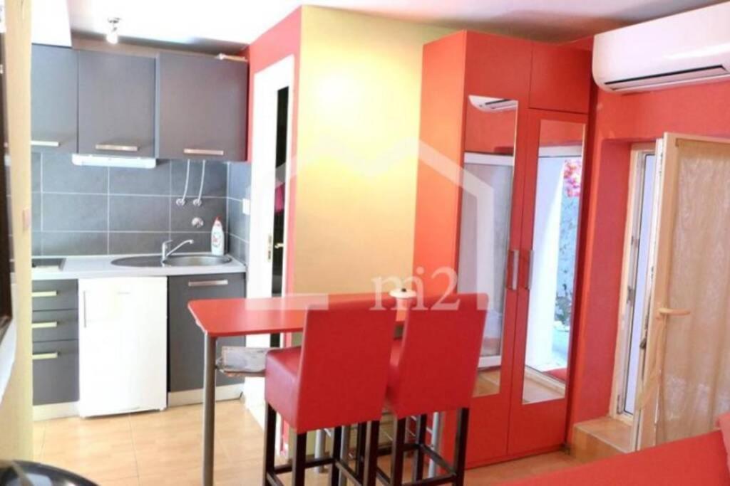 Elena Red Dowtown Apartment Split
